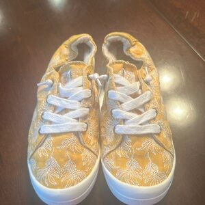 Roxy Bayshore sneaker yellow with white flower embroidery size 8.5